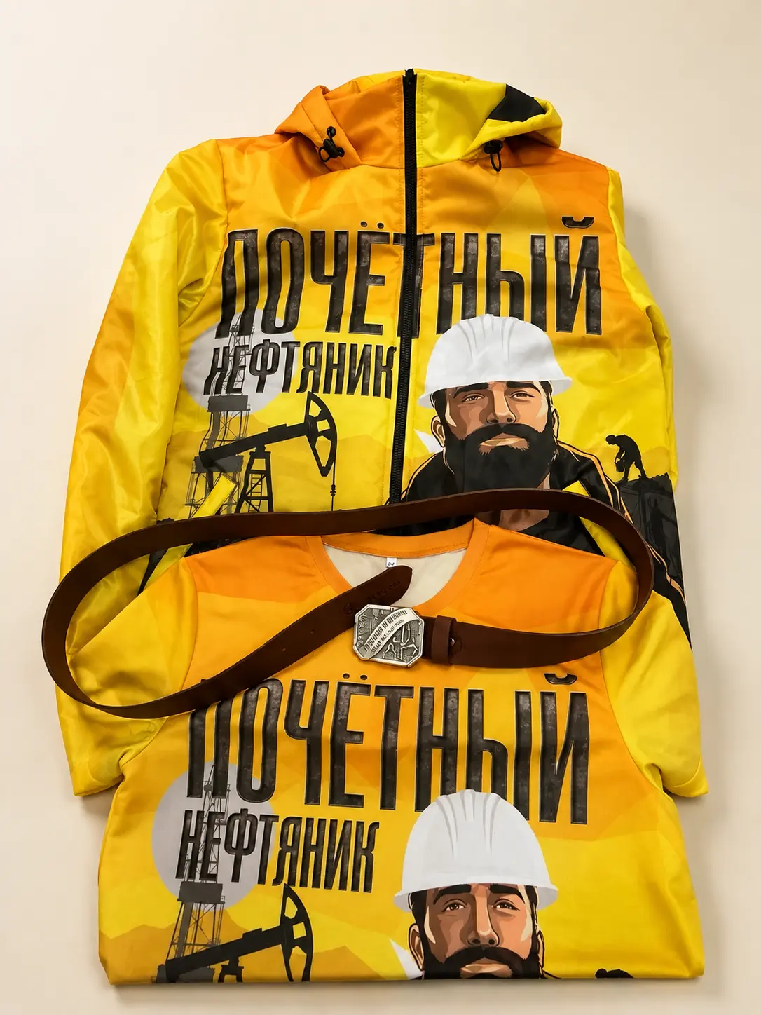 Корпоративный комплект для нефтяника с курткой, футболкой и ремнём с тематической пряжкой